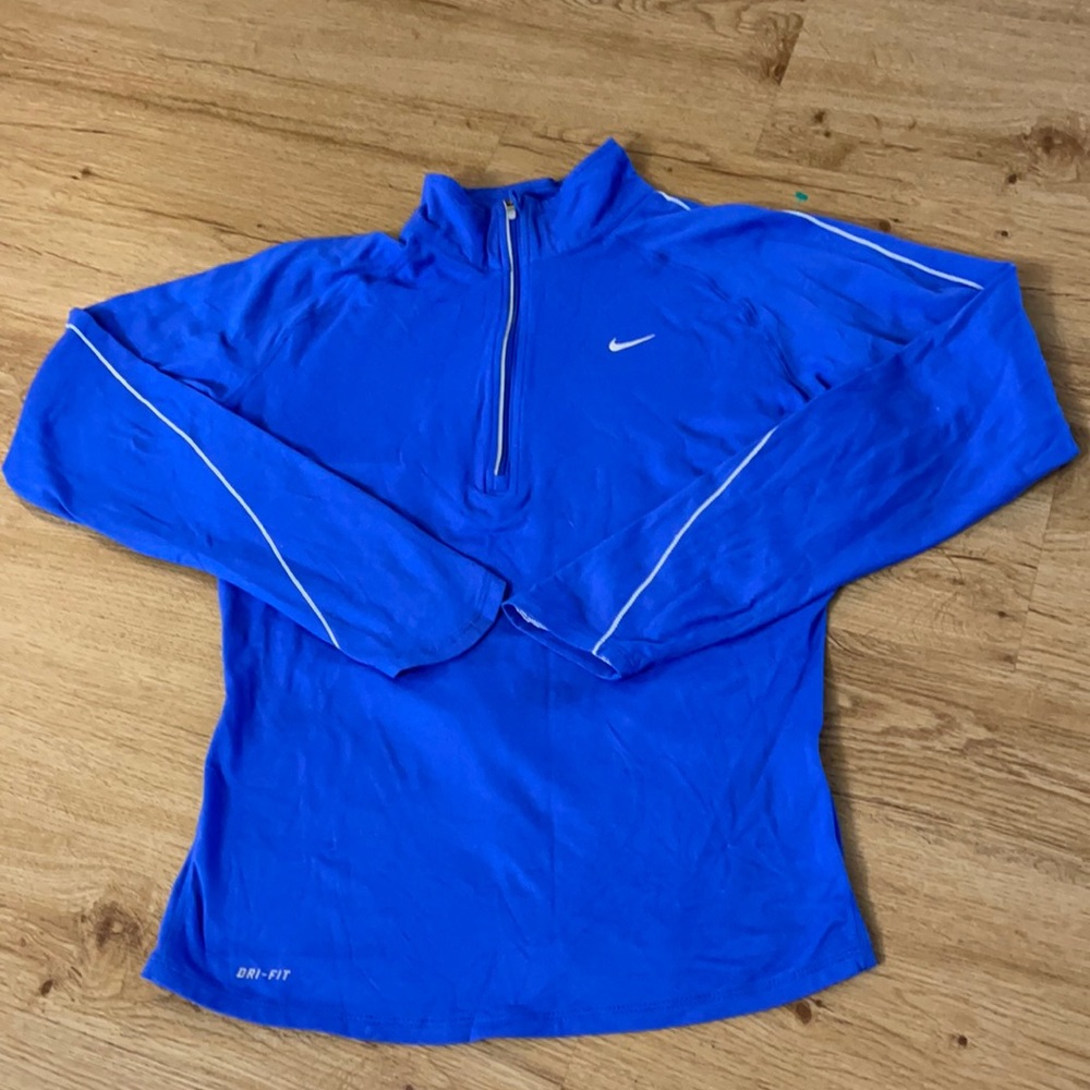 Nike shirt size medium women’s
